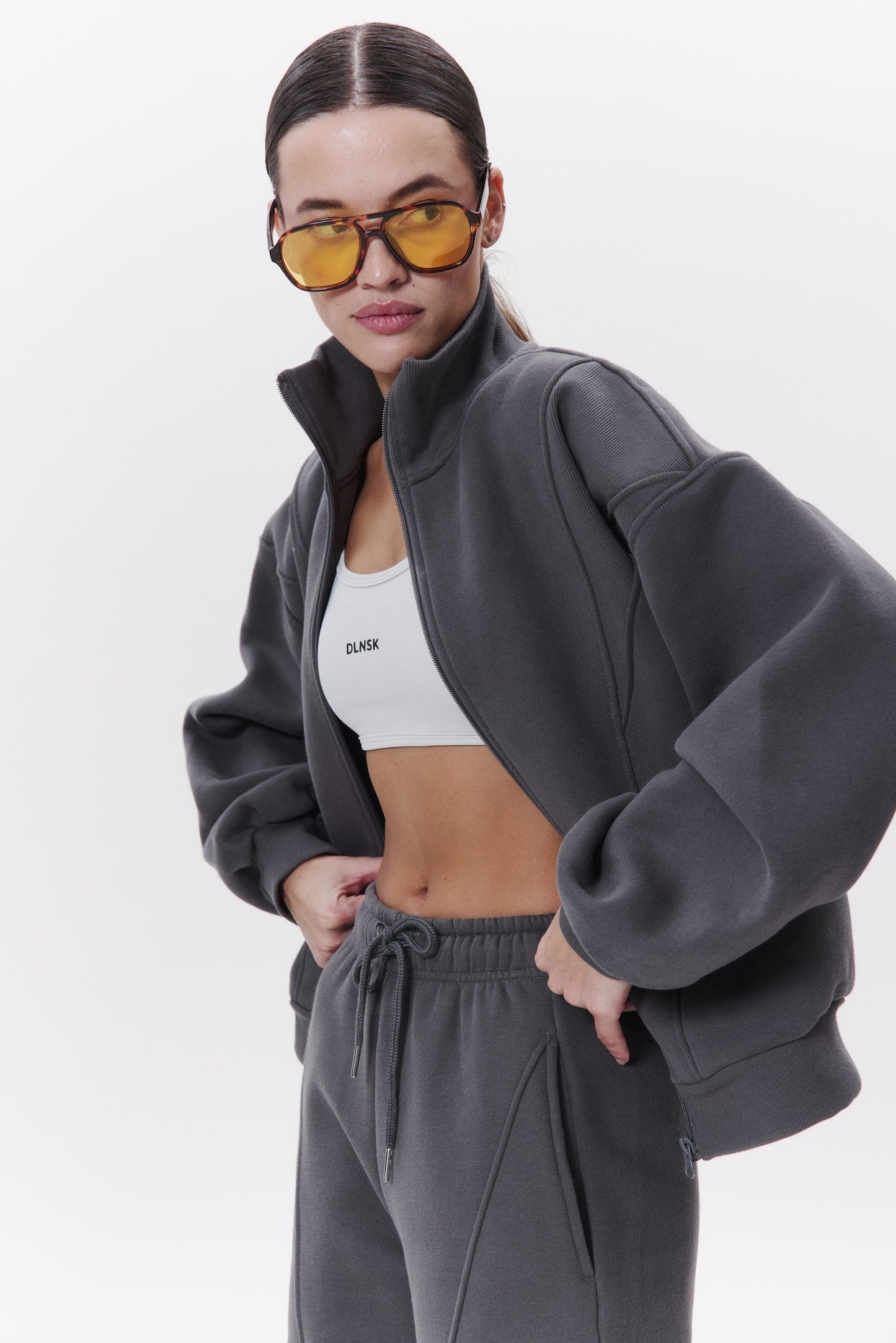 AURA set in GREY GREY DLNSK 