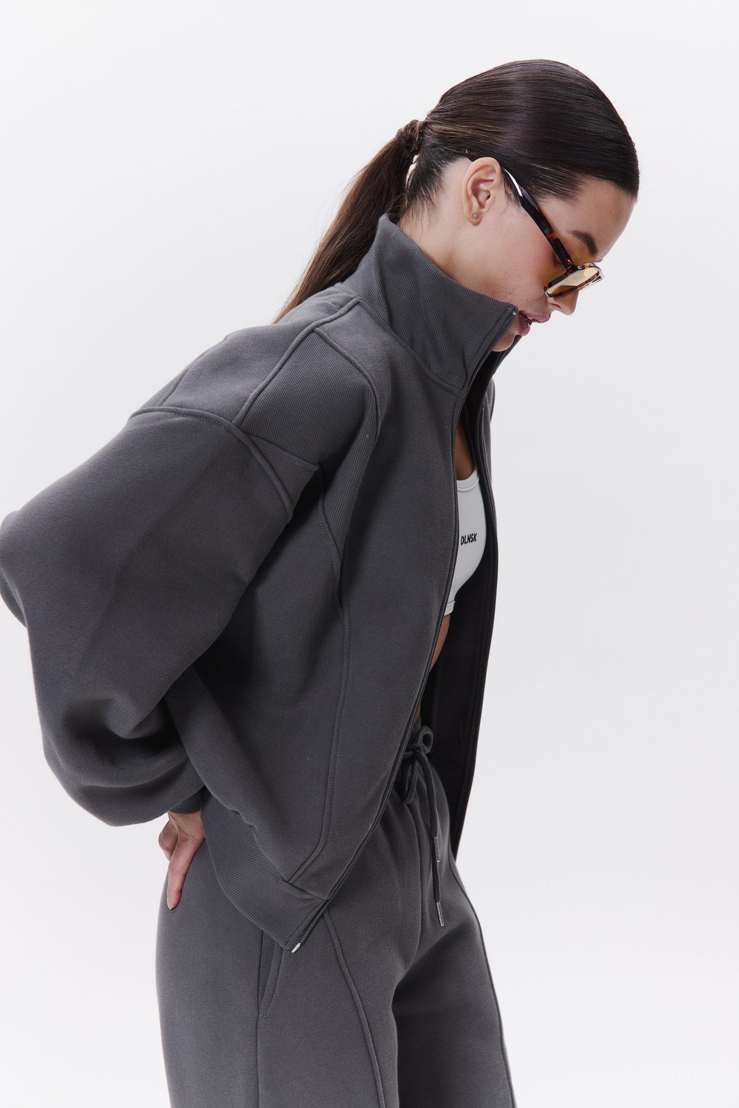 AURA set in GREY GREY DLNSK 