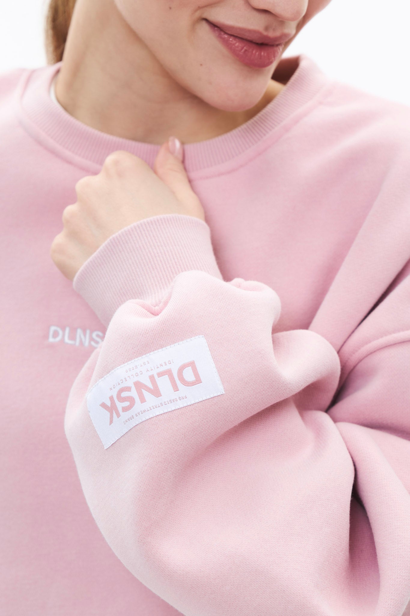 BASE CREWNECK in PINK Crewneck DLNSK 