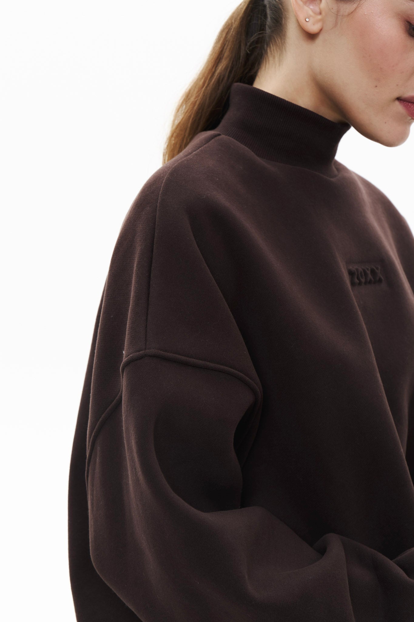 IDENTITY turtleneck in CHOCO Hoodie DLNSK 