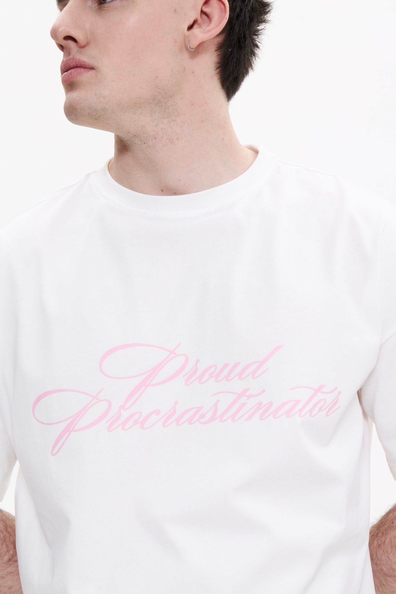 "PROUD PROCRASTINATOR" t-shirt in PURE WHITE DLNSK 