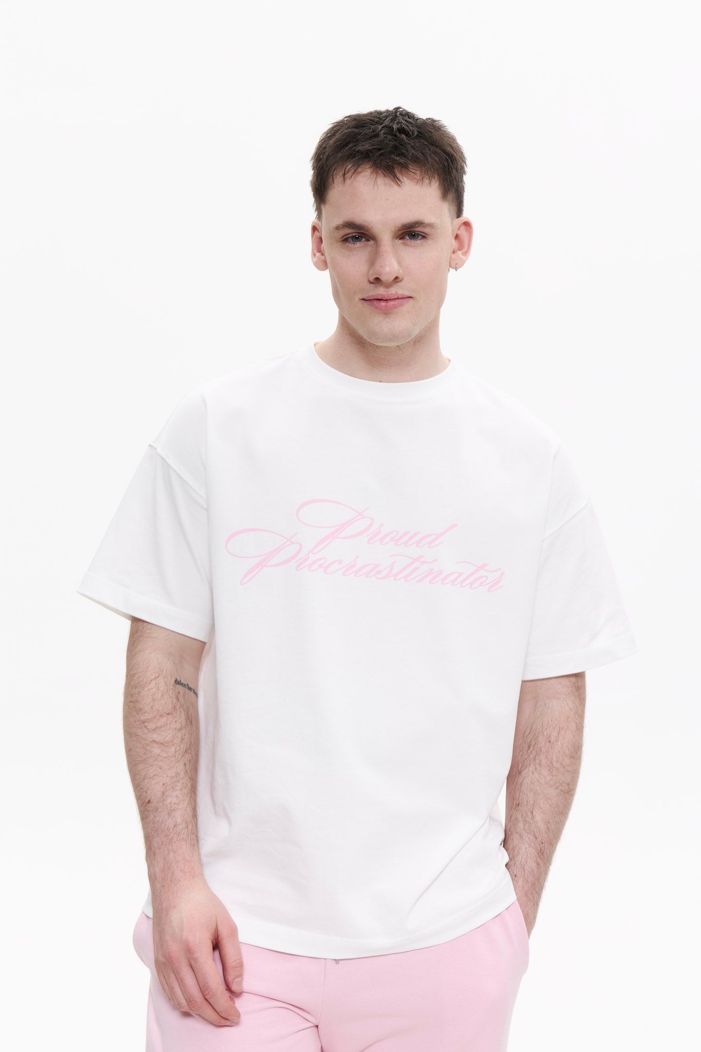 "PROUD PROCRASTINATOR" t-shirt in PURE WHITE T-shirt DLNSK 