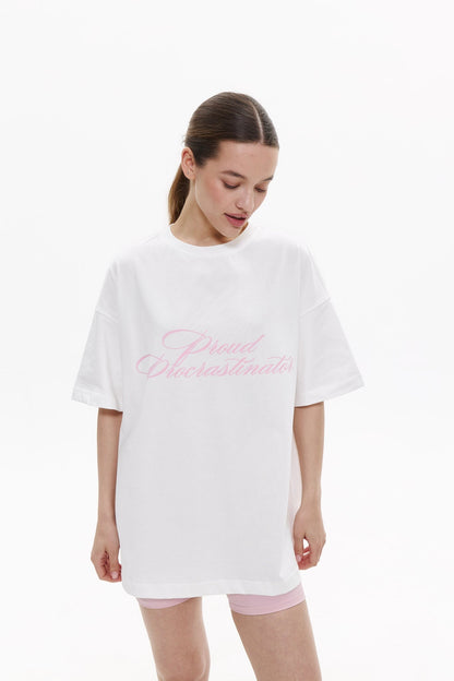 "PROUD PROCRASTINATOR" t-shirt in PURE WHITE T-shirt DLNSK 