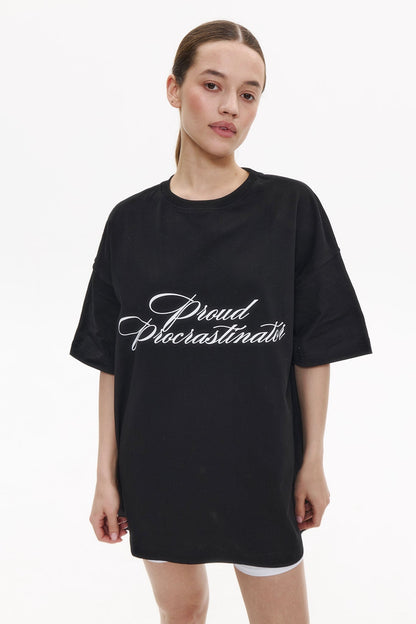 "PROUD PROCRASTINATOR" t-shirt in WASHED BLACK T-shirt DLNSK 