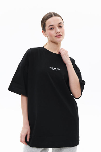 TRVL CLUB t-shirt in BLACK T-shirt DLNSK 