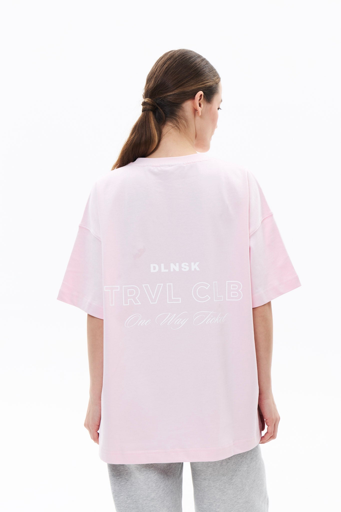 TRVL CLUB t-shirt in PINK T-shirt DLNSK 