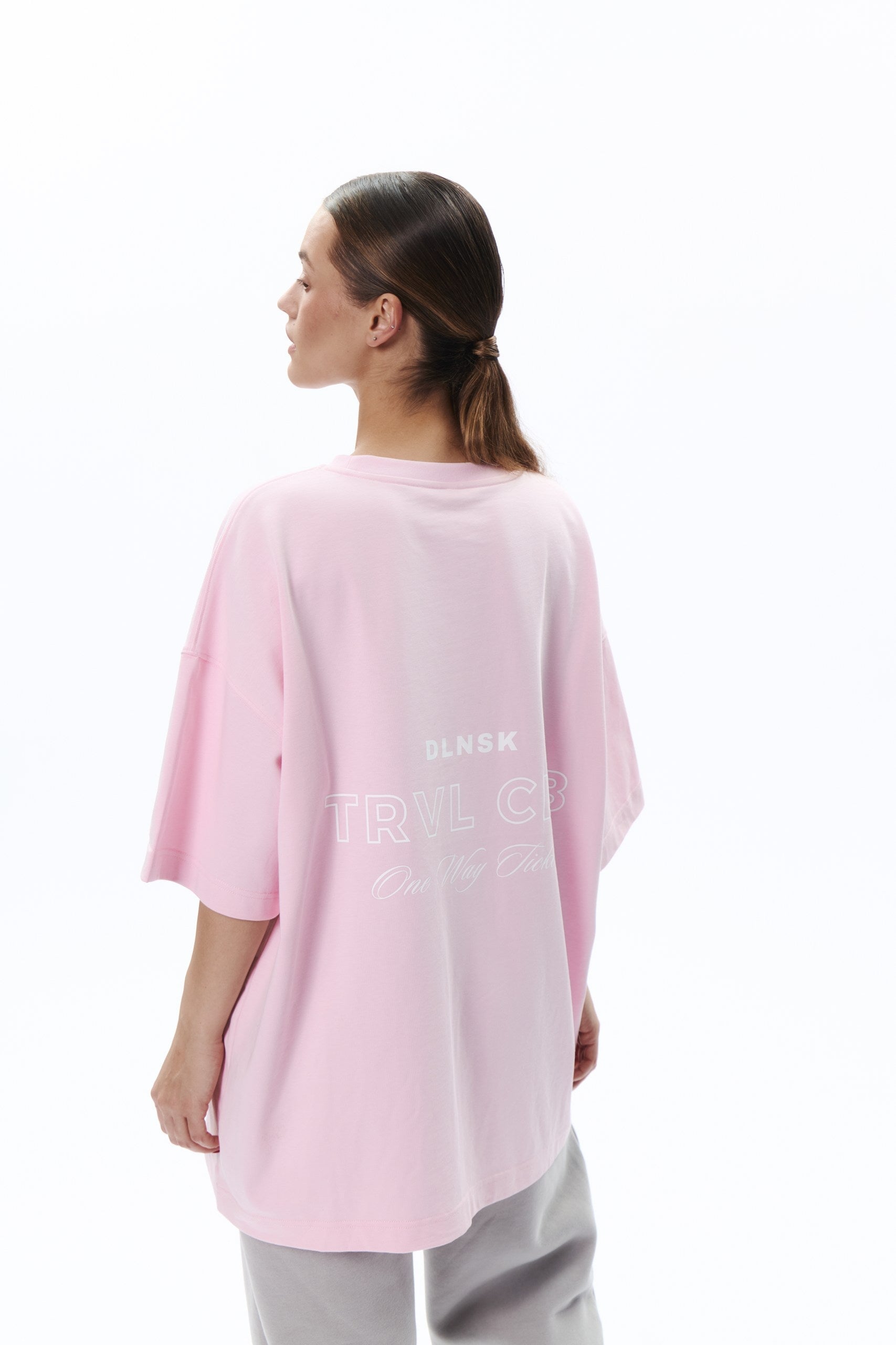 TRVL CLUB t-shirt in PINK T-shirt DLNSK 